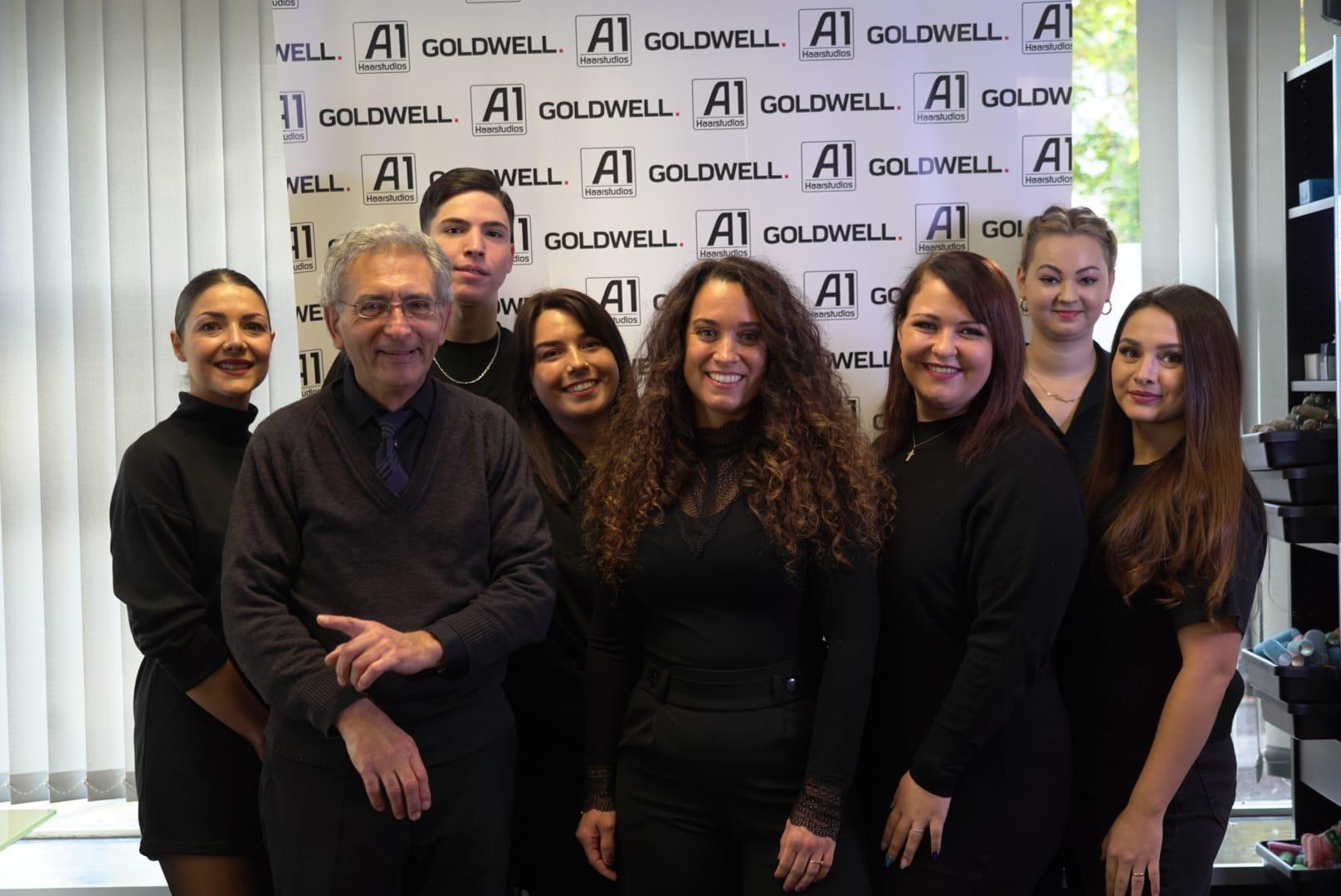 Engagiertes Friseurteam von A1 Haarstudios bei der Arbeit, hohe Kundenzufriedenheit