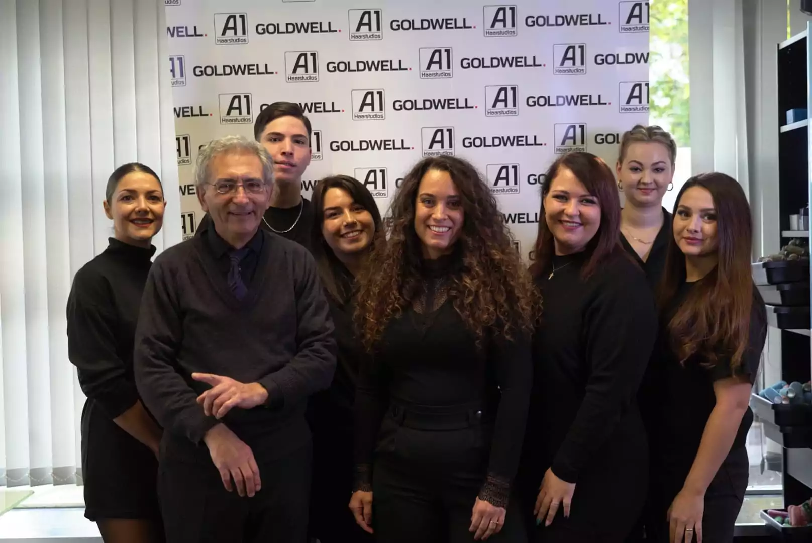 Engagiertes Friseurteam von A1 Haarstudios bei der Arbeit, hohe Kundenzufriedenheit